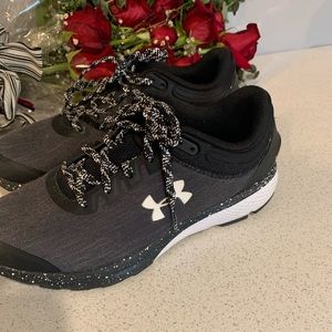 Excellent condition pair if under armor tennis shoes sz 7.5